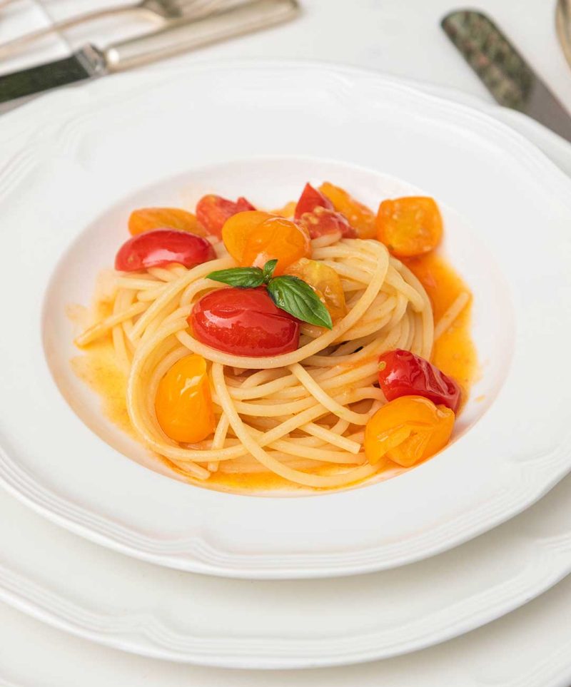 Spaghetti ai tre pomodorini rosso, giallo e arancione.